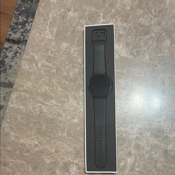 Samsung Black Smartwatch with Advanced Features - Picture 3 of 4